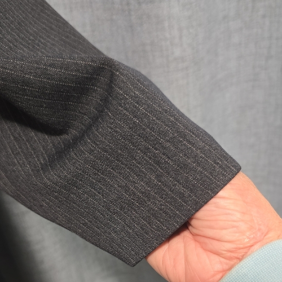 Le Suit Dark Gray Pinstripe Pantsuit Excellent Condition Size 22 W - Picture 7 of 16
